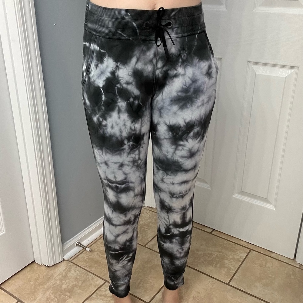 Lululemon Jogger Pants Warm Down Earth Dye Stone Gray Gym Size 2 Extra Small